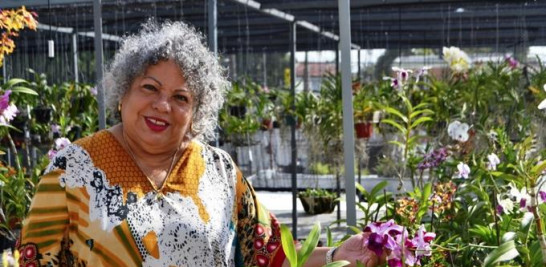 Maritza Camacho, presidenta de la SDO, en su jardín de orquídeas.