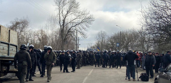Protestas en Ucrania tras la llegada de las 70 personas  desde China por coronavirus. Foto? AP.