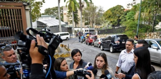 La esposa de Guaidó, Fabiana Rosales, habla con la prensa afuera de la casa del tío del líder opositor, Juan José Márquez, durante el allanamiento en Caracas. Federico Parra/AFP.