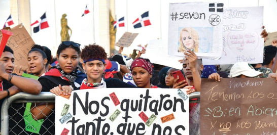 Durante toda la protesta los policías se mantuvieron vigilantes y dóciles frente a las manifestaciones de miles de jóvenes con pancartas, letreros creativos y vociferando consignas en contra de la JCE. /GLAUCO MOQUETE