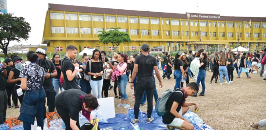 La buena acción de colocar estaciones en el que los manifestantes fueran a buscar descanso, agua y comida se pluralizó por los jóvenes.