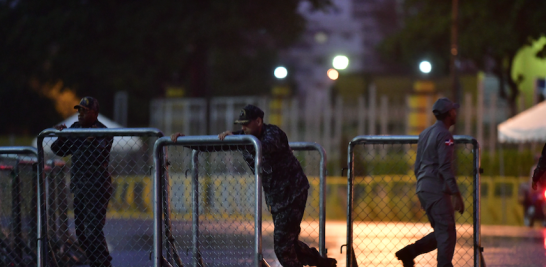 Ante el retiro de los jóvenes de la Plaza de la Bandera, la Policía quitó anoche las barreras. FUENTE EXTERNA