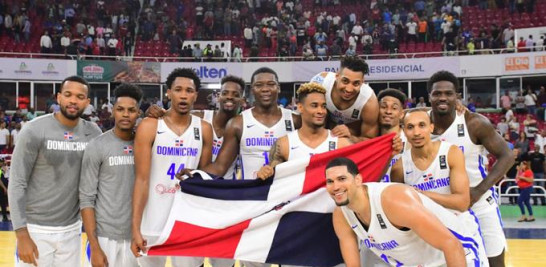 Varios Jugadores dominicanos posan con la bandera nacional luego de obtener un ajustado triunfo ante Canadá en el segundo choque entre ambos conjuntos.