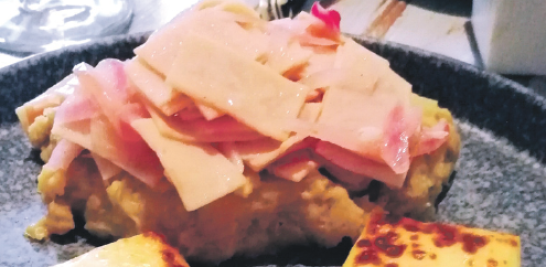 Mangú de guineo verde encebollado, jamón y queso a la plancha. FOTOS CARMENCHU BRUSÍLOFF.