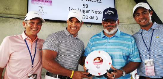 Carlos López Cornielle y Raúl Linares premian a Osiris Marchena y Pedro Valdez (al centro), campeones de la categoría B.