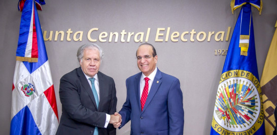 Fotografía del secretario general de la OEA, Luis Almagro y el presidente de la JCE, Julio César Castaños Guzmán.