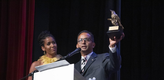El director del INDEX-PR, Adalberto Bejarán, muestra la estatuilla en bronce que representa la cigua palmera, el ave nacional dominicana, que se entregó a los premiados.