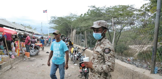 Un miembro del Ejército se protege contra el coronavirus en Pedernales, donde operó el mercado binacional.