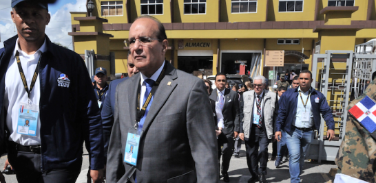 Julio César Castaños Guzmán, presidente de la Junta Central Electoral, se vio precisado a suspender las elecciones municipales el 16 de febrero.
