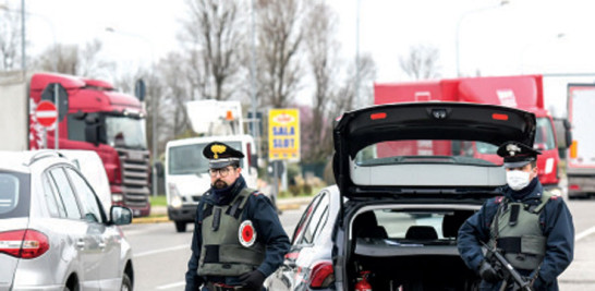 La Policía de Italia pone control en un punto de carretera.