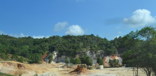 La mayoría de los habitantes de El Pomier vive de la minería, trabajando en las cinco compañías que explotan la piedra caliza.