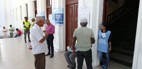 Poca asistencia en el recinto electoral ubicado en el ayuntamiento municipal de San Juan.