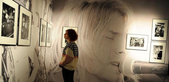 Una visitante observa unas instantáneas durante la exposición fotográfica "Nirvana: Punk para el Pueblo" en Milán, Itali.