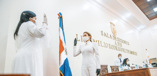 Momento cuando la representante de la Junta Electoral del Distrito Nacional, Limé García, toma el juramento a la recién electa alcaldesa del Distrito Nacional, Carolina Mejía.
