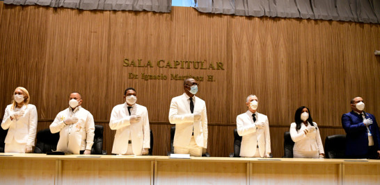 Manuel Jiménez, quinto desde la izquierda, juró ayer como nuevo alcalde del municipio Santo Domingo Este.
