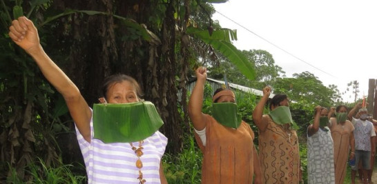 Indígenas amazónicos peruanos usan mascarillas de hojas de plátano para protegerse del coronavirus. AFP