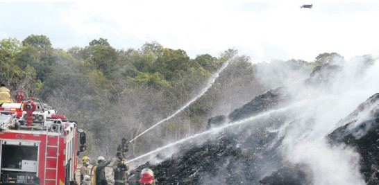Bomberos y brigadas de otras instituciones intensifican los trabajos tratando de controlar el incendio.