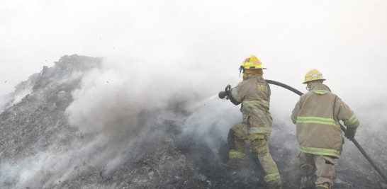 Trabajos en el vertedero de Duquesa, incendiado el martes 28 de abril de 2020. Fotografías de Glauco Moquete/LISTINDIARIO