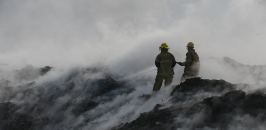 Trabajos en el vertedero de Duquesa, incendiado el martes 28 de abril de 2020. Fotografías de Glauco Moquete/LISTINDIARIO