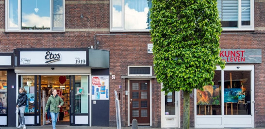 La tienda a la izquierda, en el poblado neerlandés de Baarle-Nassau, permanece abierta mientras el estudio y galería de arte de Sylvia Reijbroek, a la derecha, en el poblado belga de Baarle-Hertog, permanece cerrado, el 2 de mayo de 2020 (Ilvy Njiokiktjien/The New York Times)