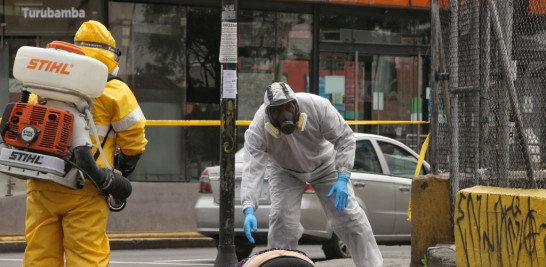 Una mujer murió en Quito, Ecuador, y fue asistida por personal especial de salud, en medio de la crisis por coronavirus. AGENCIA AFP-