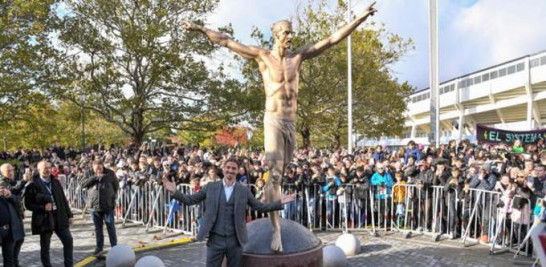 Zlatan junto a su estatua el día que la desvelaron en la ciudad sueca Malmo. Foto: El Comercio.