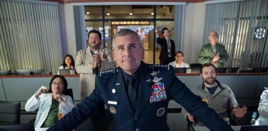 Steve Carell, centro, durante una escena de la serie de comedia "Space Force" que se estrena por Netflix el 29 de mayo de 2020. Aaron Epstein/AP.