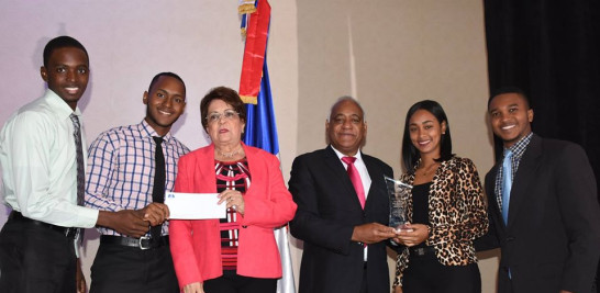 Entrega de premios a estudiantes universitarios por trabajos presentados en el II Congreso Estudiantil de Investigación Científica y Tecnológica (II CEICyT).