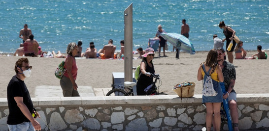 Ambiente en la playa de La Misericordia de la ciudad española de Málaga. Tras la pandemia, el verano de playa va a estar un poco complicado por la difícil forma de mantener el distanciamiento social. EFE/Daniel Pére