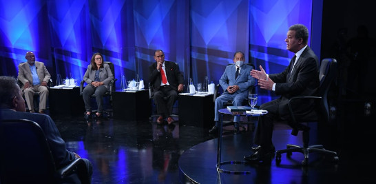 La serie Las Propuestas de los Candidatos, que desde el año 1996 organiza el Grupo de Comunicaciones Corripio, es moderada por los periodistas Huchi Lora y Juan Bolívar Díaz.