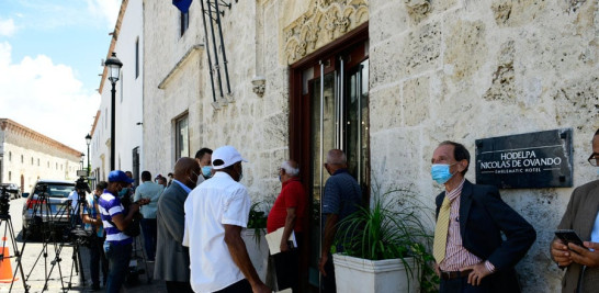 Mientras se acerca el 16 de agosto aumenta la presencia de dirigentes del PRM en el hotal Nicolás de Ovando, donde se instaló Abinader, en busca de empleos. V. RAMÍREZ