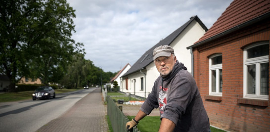 Marko Gross, administrador y líder no oficial del Nordkreuz, un grupo neonazi, en su casa de Banzkow, Alemania, el 25 de mayo de 2020. (Gordon Welters/The New York Times)