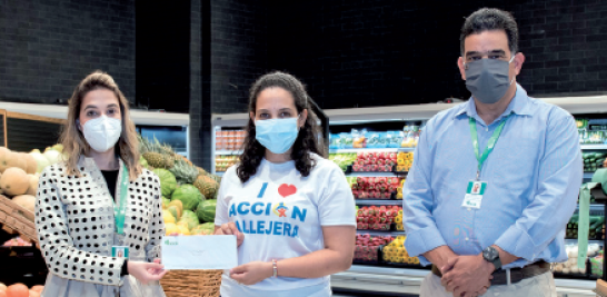 Paolina Wehbe recibe la donación en representación de la Fundación Acción Callejera por parte de Celso Portela y Amalia Vega.
