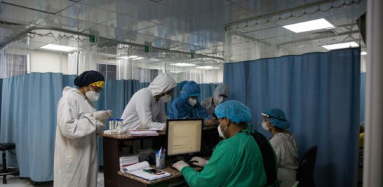 El personal médico lleva seis meses trabajando sin parar contra el virus.