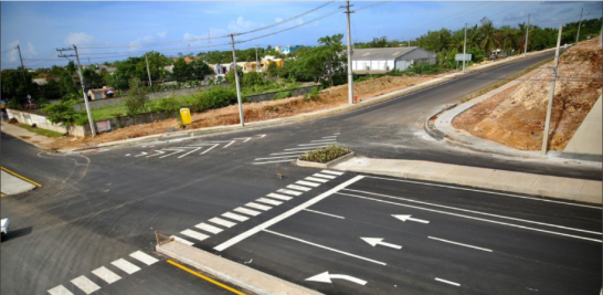Vía. La avenida Ecológica, en Santo Domingo Este.  Esta vía de 10 Kilómetros, desde la Avenida Charles de Gaulle hasta Ciudad Juan Bosch, está diseñada para una velocidad de recorrido de 70 Kms/h.