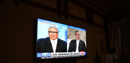 El presidente dominicano Luis Abinader y el periodista Camilo Egaña durante la entrevista con CNN en Español. PRESIDENCIA DE LA REPUBLICA