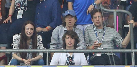Mick Jagger con su hija Elizabeth (Lizzy) y sus hijos James y Lucas (delante del cantante), en París en 2016.