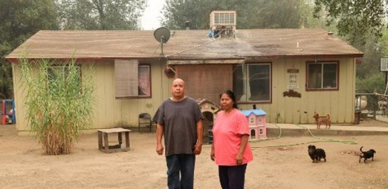 James Hancock y Eleanor Davis posan para una foto frente a su casa en Tollhouse, una comunidad del condado de Fresno en las estribaciones de las montañas de Sierra Nevada. Foto: Frederic J. Brown/AFP.