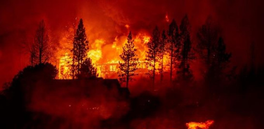 Una casa se ve envuelta en llamas durante el "Creek Fire" en el área de Tollhouse en Fresno, California. Foto: Josh Edelson/AFP.
