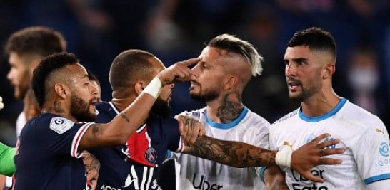 Neymar hace un gesto frente al defensor español de Marsella, Álvaro Gonzelez durante el partido entre PSG y Marsella en el estadio Parc de Princes en París. Foto: Franck Fife/AFP.