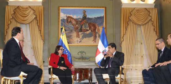 El presidente de Venezuela, Nicolás Maduro, conversa con la recién destituida embajadora dominicana en Venezuela, Mildred Guzmán Madera. FUENTE EXTERNA/