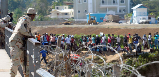 El constante movimiento de haitianos intentando ingresar al país a través de la línea divisoria de la frontera mantiene en alerta a miitares. /FOTO ARCHIVO
