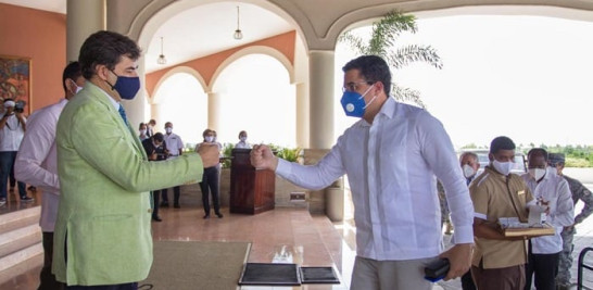 Daniel Hernández saludando a David Collado a su llegada al hotel.