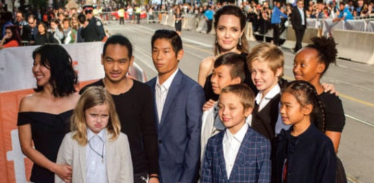 Angelina con sus hijos naturales y adoptivos.