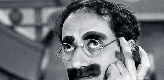 En el piso de Nueva York donde se crio Groucho, vivían sus padres, hermanos, abuelos y una prima. Era una familia muy artística y musical: el abuelo era ventrílocuo, la abuela y Harpo tocaban el arpa, Chico era muy bueno al piano y Groucho comenzó cantando. En la foto, Groucho, Zeppo, Harpo y Chico en Broadway, en 1928.
