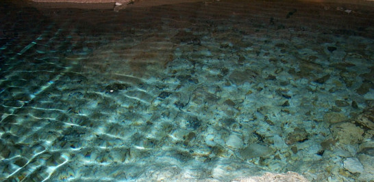 Agua cristalina en la cueva Taína. Osiris de León.