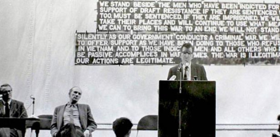 Chomsky, hablando en un mitin en defensa de los insumisos de la guerra de Vietnam, en Nueva York en 1968.