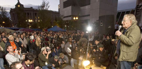 Noam Chomsky, impartiendo una clase en la Free School University, iniciativa del colectivo Occupy Boston, en octubre de 2011