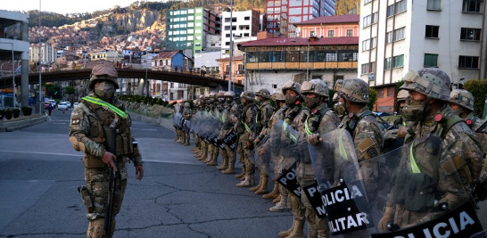 Policía militar en La Paz, Bolivia, el sábado 17 de octubre de 2020, el día antes de la votación para elegir al nuevo presidente. (Tyler Hicks/The New York Times).