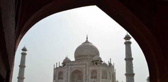 Devotos musulmanes ofrecen oraciones de Eid al-Fitr en el Taj Mahal de Agra (India) Un grandioso monumento funerario. EFE/EPA/PAWAN SHARMA